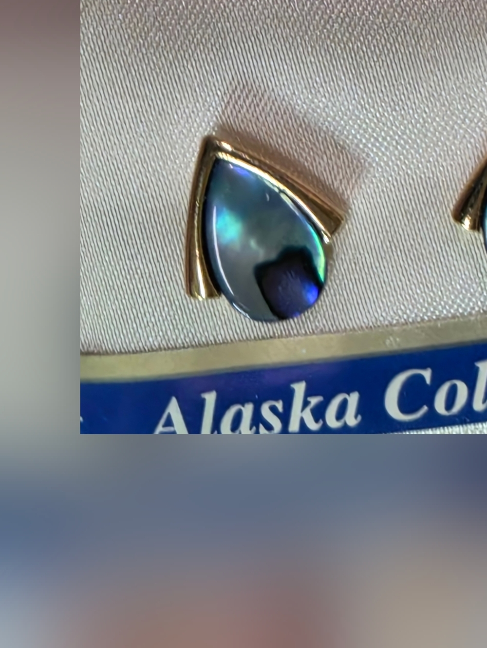 STUNNING VINTAGE NEW ZEALAND Paua Shell Gold Trim Stud Earrings. New. - Picture 4 of 6